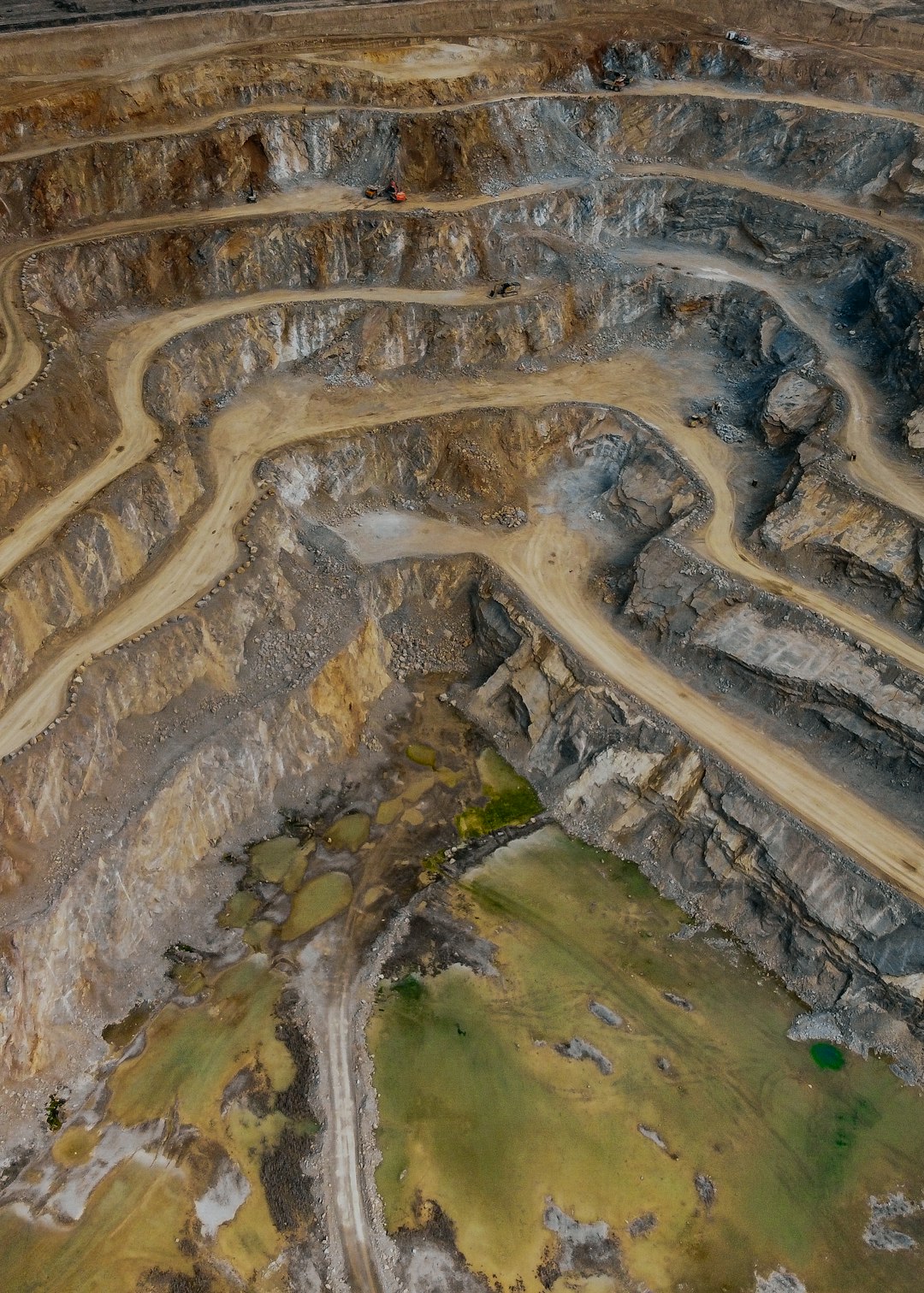 brown-and-green-rock-formation-9cyrjah55h0
